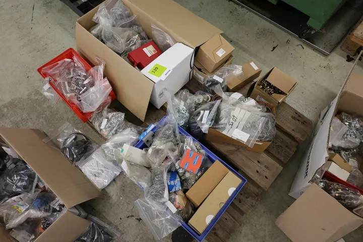 Konvolut Schrauben / Muttern Verbrauchsmaterial
